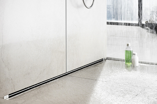 
Elegante Entwässerung bodengleicher Duschen: Viega Advantix Vario-Wandablauf mit nur 2,5 cm Einbautiefe.
