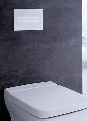 
Ein Sensor erkennt, wenn sich eine Person dem WC nähert – erst dann leuchten die Felder für die Spültasten der Zweimengenspültechnik durch die fugenlose Glasplatte auf. 



