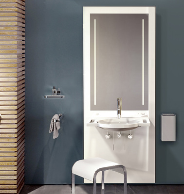 



Höhenverstellbarer Waschtisch: Das Badezimmer verändert sich mit den Bedürfnissen seiner Bewohner und muss den Lebensphasen entsprechend angepasst werden. 
