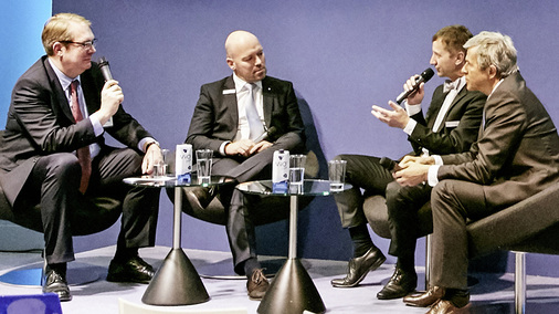 
Dikutierten auf der ISH über das Bad als Gesundheitszentrum (v.l.): Jens J. Wischmann, Sportmediziner Prof. Klaus-Michael Braumann, Thomas Richter und Dirk Engelhardt. 

