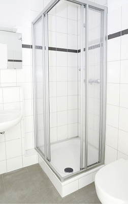 
Die Zarge schützt langfristig vor Feuchteschäden und reduziert den üblichen Wartungsaufwand – perfekt für Gebäude mit stetig wechselnden Mietern und kurzen Mietzeiträumen.
