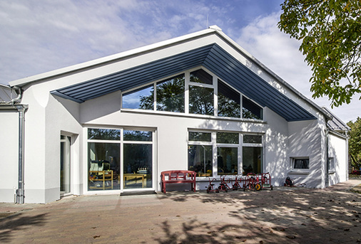 
Die Kita in Reinheim wurde zwar schon vor 35 Jahren erbaut, ist aber immer noch ideal für Kinder. Jetzt erstrahlt sie in neuem Glanz. 
