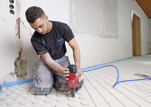 
Die Fonterra-Reno-Gipsfaserplatten sind nur 21 mm stark. Befestigt wurden sie mit Kleber und Spreiz-Klammern. 
