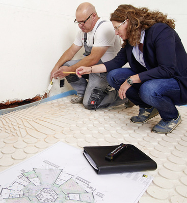 
Voll im Plan: Architektin Martina Michels und Obermonteur Jürgen Kehr sind mit Ausführung und Schnelligkeit der Fußbodenheizungsmontage sehr zufrieden. 
