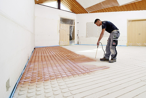 
Die Grundierung, Heizrohrverlegung und das Auftragen der Vergussmasse erfolgte an einem Tag. Die Belegreife für Teppich und PVC war dann nach 24 Stunden gegeben. 
