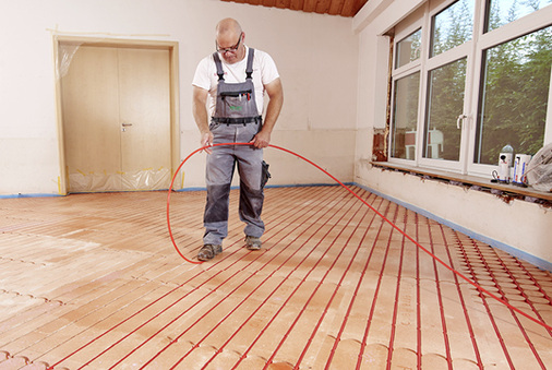 
Das Fixieren der Heizrohre von der Rolle in den eingefrästen Nuten der Systemplatten ließ sich in der Kita fast schon im Vorbeigehen erledigen.
