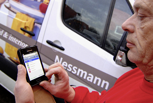 
Über ein intuitiv zu bedienendes Menü auf dem Dienst-Smartphone buchen die Mitarbeiter Positionen wie Arbeitsbeginn oder Pausen.
