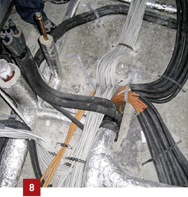 
In diesem Deckendurchbruch herrscht akuter Platzmangel. Eine vorschriftsmäßige Abschottung ist hier nicht möglich. 
