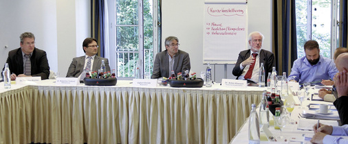 
Diskussion um die ungeklärten Schäden im Wasserversorgungsgebiet Holsterhausen (v. l.): Dr. Torsten Richter (Kurita), Robertino Turkevic (TZW), Moderator Egbert Donatz, Dr. Anton Klassert (Deutsches Kupferinstitut) und Andreas Braun (ZVSHK).
