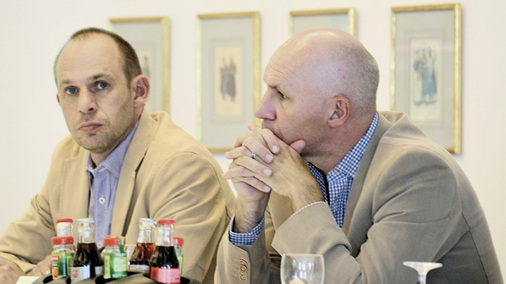 
Thomas (l.) und Uwe Cirkel als Geschäftsführer eines betroffenen Installationsbetriebes haben durch einen bundesweiten Aufruf festgestellt, dass die Korrosionsschäden in Holsterhausen lokal begrenzt sind und nur in Sylt ein ähnliches Phänomen aufgetreten ist.
