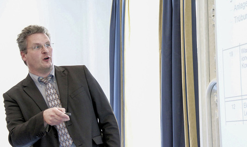 
Dr. Torsten Richter von der Firma Kurita kennt sich mit dem Thema der Wasserbehandlung aus und informierte darüber, welche Wirkung eine Phosphatierung auf eingesetzte Materialien hat.
