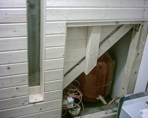 



Pelletbunker aus Holz mit einem Schauglas, mit dem der Betreiber den Pelletstand einfach und ohne Risiken jederzeit überprüfen kann.
