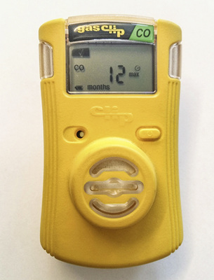 <p>
</p>

<p>
Ein Einzelgasdetektor wie der Single Gas Clip wird direkt am Körper getragen und warnt vor erhöhten CO-Konzentrationen beim Betreten des Lagerraums.
</p> - © DEPI

