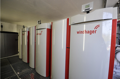 
Die Kaskadenlösung mit drei Biowin XL-Kesseln von Windhager. Ganz links ist der Pufferspeicher zu sehen.
