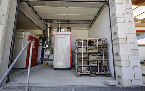 
Die Anlieferung der Scheite für den Festbrennstoffkessel ist problemlos über einen direkten Zugang des Heizraums möglich.
