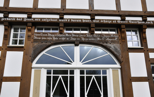 
Ein schmuckes Detail am Tor hebt alte Handwerkskunst hervor.
