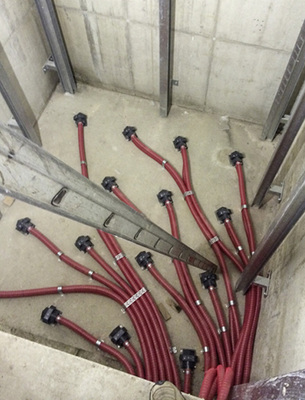 
Ein Blick in den leeren Pelletbunker zeigt die Anordnung der Sonden des pneumatischen Fördersystems.
