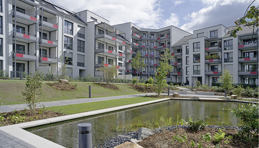 



Ansprechend ist auch die Architektur im Innenbereich mit kleinen Mietergärten und einem Teich.
