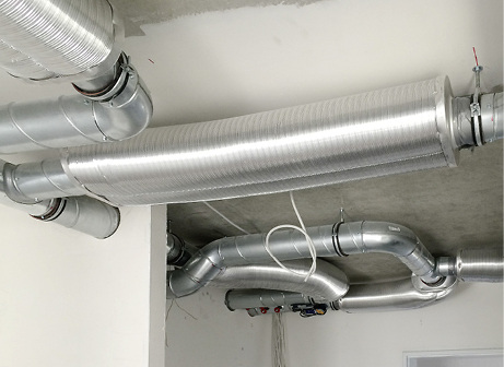 



Führung der Lüftungsrohre wärend der Bauphase. Ohne Lüftungstechnik ist eine Passivhausbauweise nicht möglich.
