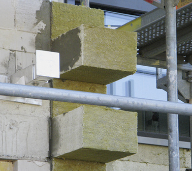 



Neben der luftdichten Bauweise ist die Dämmung ein ebenso elementarer Bestandteil der Außenhülle eines Passivhauses. 
