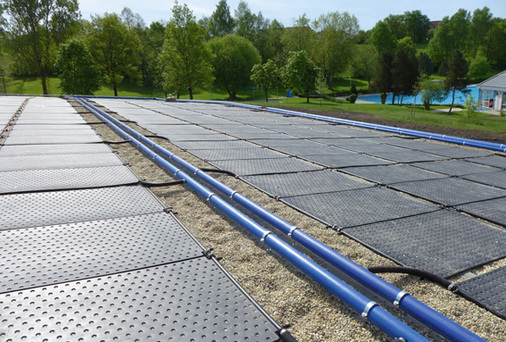 
Am Rand des Geländes fand die Solaranlage mit 746 m
2
 Kollektorfläche ohne große Probleme Platz. 
