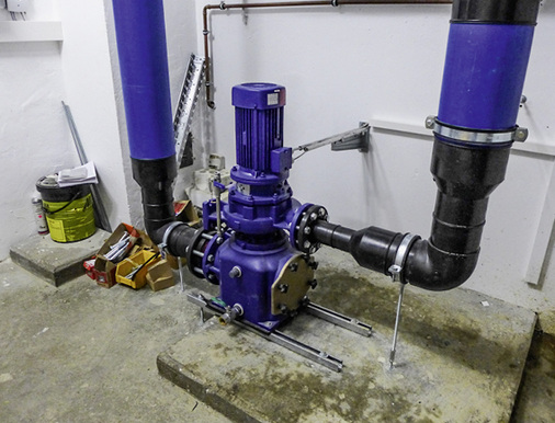 
Für die Solaranlage war eine Umwälzpumpe für maximal 85 m
3
/h erforderlich. Die jährlichen Stromkosten liegen bei 1800 Euro.
