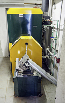 
Der Pelletkessel in der Heizzentrale hat eine Leistung von 55 kW. Dank Abwärmenutzung steht er aber jetzt die meiste Zeit still.
