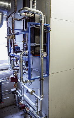 
Als Besonderheit ist der Pufferspeicher um einen Wärmetauscher für die Heißgase der Kälteanlage erweitert.
