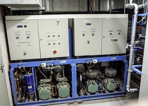 
Die Kältemaschine mit 45 kW Leistung versorgt den Supermarkt. Falls der Speicher für die Abwärme voll ist, gibt es einen zusätzlichen Verflüssiger als Ersatz.
