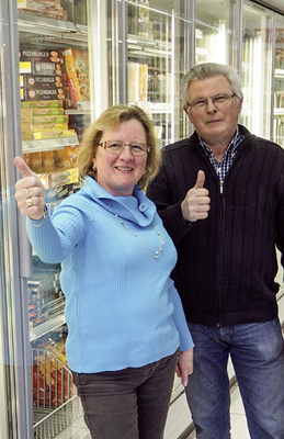 <p>
Maria und Harald Landerl sind von dem neuen Wärme- und Kältekonzept in ihrem Sparmarkt begeistert.
</p>