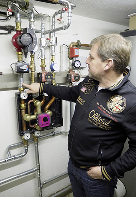 
Holger Müller erklärt hier die Funktion des Vierwegemischers, mit dem die Nutzung des Rücklaufs vom Heizkörper für die Flächenheizung genutzt werden kann.
