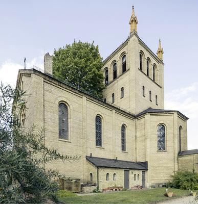 
Historismus aus dem 19. Jahrhundert vor den Toren Berlins: die Kirche am Stölpchensee. Denkmäler wirtschaftlich zu beheizen ist eine besondere Herausforderung.
