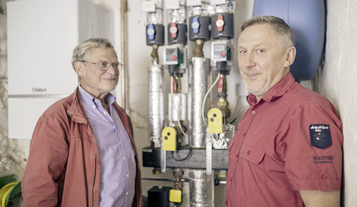 <p>
SHK-Fachmann Bernd Sasse (r.) und Gemeinderat Bernd Nehrkorn im Heizraum: Dank des kompakten, wandhängenden Gas-Brennwertgeräts passt auch die Hydraulik in den beengten Raum.
</p>