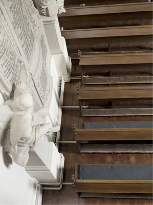 
Die unter den Vorgaben des Denkmalschutzes gerade noch zulässigen Wandkonvektoren sorgen für die Grundwärme. 
