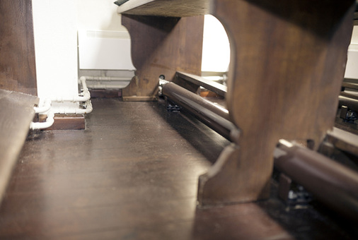 <p>
Für jede Sitzbank hat Heizungsbauer Sasse die Kirchenheizkörper individuell und passgenau von Hand angefertigt – insgesamt über 40 Stück. 
</p>