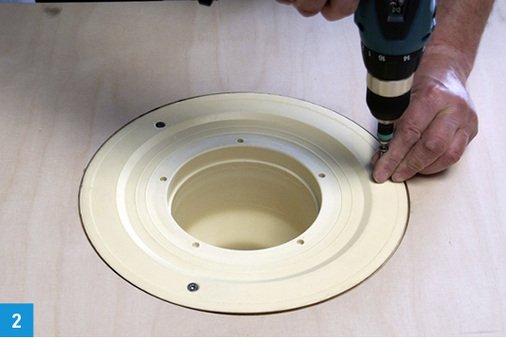 
Passen Festflansch und Durchdringungsbereich ohne Versprung und Höhenunterschied ineinander? Dann wird der Gullytopf in dieser Position fixiert.
