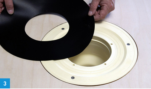 
Untere Dichtungsbeilage nicht vergessen! Ihr Einsatz ist in der DIN 18195, Teil 9 vorgeschrieben. Fehlt sie, kann es zu Undichtigkeiten und Beschädigung der Dachbahn kommen.
