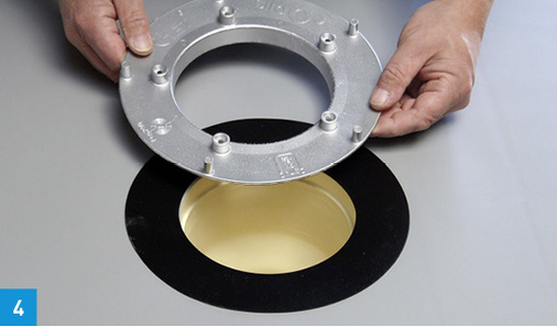 
Obere Dichtungsbeilage nicht vergessen! Dachbahn und Dichtungsbeilage sind ohne Nahtüberdeckung und faltenfrei zu verlegen. Vor Verschrauben des Losflansches sollten beide erwärmt werden.
