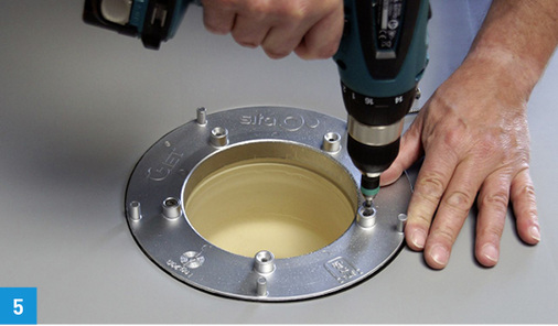 
Die Verschraubung über Kreuz verhindert ein Verkanten des Losflansches und sorgt für den flächigen Anpressdruck.
