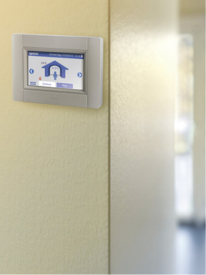 
Das zentrale Smatrix-Bedienmodul verfügt über einen Touchscreen, an dem sich auch alle Rauminformationen abrufen lassen. 
