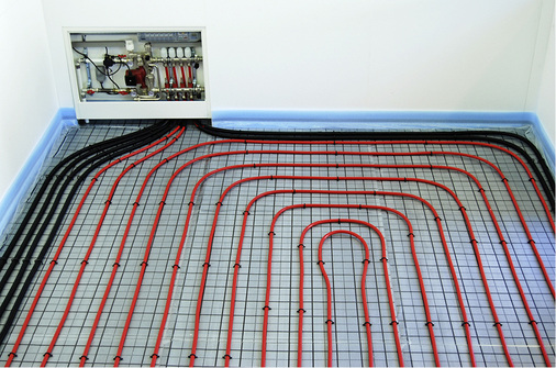 
Ob durchlaufende Zuleitungen zu Fußbodenheizungskreisen in anderen Räumen zu dämmen sind oder nicht, muss stets individuell entschieden werden.
