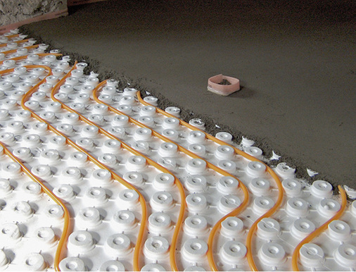 
Bei der Installation von Flächenheizungen sind viele Details zu beachten, damit eine dauerhaft sichere und effiziente Betriebsweise gewährleistet werden kann.
