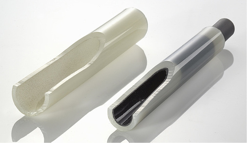 
Zum Vergleich: ein aufgeschnittenes Rohr nach der Reinigung durch Sandstrahlen und ein innenbeschichtetes, nunmehr diffusionsdichtes Rohrstück.
