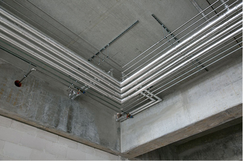 
Selbst kleinste Wand- und Deckendurchführungen wurden auf der Baustelle erst geschlossen, nachdem die brandschutztechnisch korrekte Ausführung durch einen entsprechenden Fachmann bestätigt wurde.
