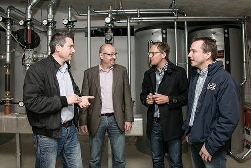 
Die herausfordernde Komplexität der TGA wurde in enger Abstimmung zwischen allen Beteiligten gestemmt (v. l.): TGA-Fachplaner Philipp Ankelin, Joachim Krug und Bastian Zenzs (beide Viega) sowie Michael Jokesch.
