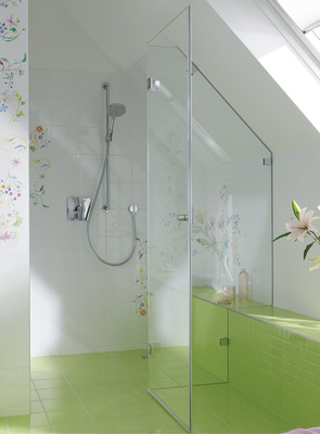 
Glasduschen als Sonderanfertigung haben das Potenzial, der Hingucker im Dachschrägenbad zu werden.
