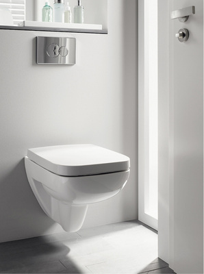 
Befindet sich das WC im Aufschlagbereich einer Tür, ist ein Modell mit verkürzter Ausladung angebracht, wie das Renova Nr. 1 Comprimo von Keramag mit 48 cm.
