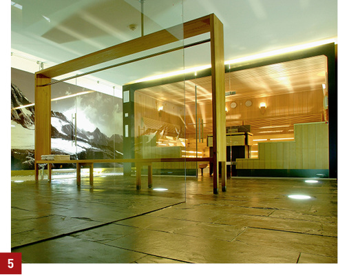 



Wenn im Keller entsprechende Raumhöhen sowie große Fensterflächen fehlen, schaffen Fototapeten Abhilfe. Sie lassen Räume optisch größer wirken. 
