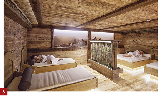 



Eine beleuchtete Fototapete gaukelt ein Fenster vor, die Innenraumgestaltung nach Art eines alten Heuschobers vermittelt Geborgenheit. Diese Idee lässt sich gut auf kleinere Sauna-Dimensionen übertragen.
