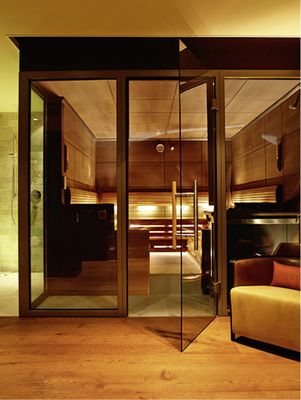 



Viel indirektes Licht und eine Anstrahlung der Decke erzeugen Wirkung im engen Keller.
